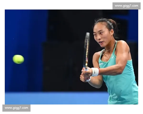 郑钦文奋勇拼搏征战网球赛场展现青春风采与不屈精神